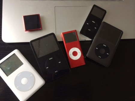 Rechts, der aktuelle iPod classic.