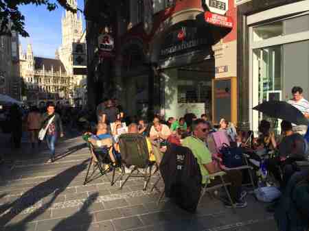 Das Ende der Rosenstraße in München und die Schlange macht einen Knick.