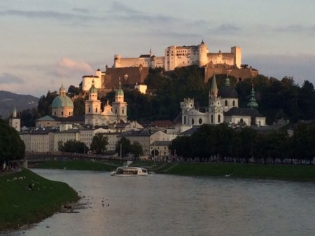 Auf meiner Fahrt nach Salzburg hatte ich natürlich was zum Lesen dabei.