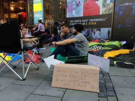 Warten auf das iPhone 6 in München. Der Abend vor dem Verkaufstag.