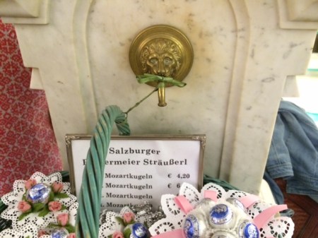 Ein alter Wasserspeier im Zentrum.