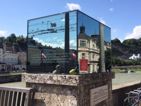 Staatsbrücke in Salzburg mit Kunstwerk Beyond Recall