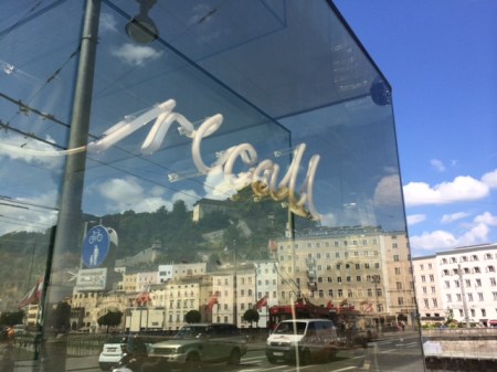 Fabelhafte Installation von Brigitte Kowanz.