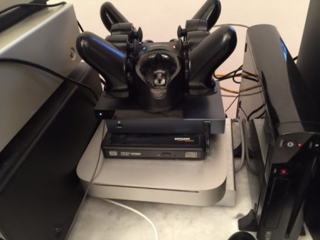 Das kleine schwarze Kästchen unter den Controllern ist Amazon Fire TV.