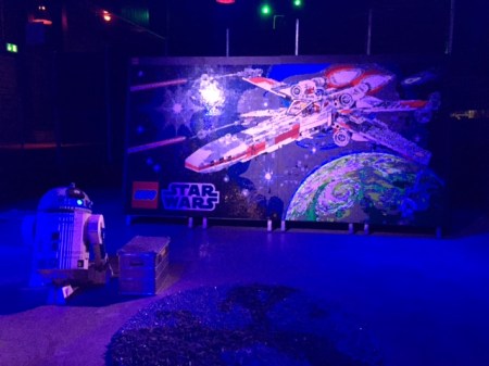 Das Mosaik des X-Wing-Fighters am Hallenausgang. Davor R2D2, auch aus Lego.