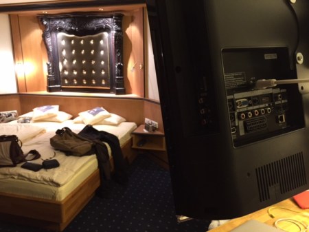 Per HDMI-Kabel kann ich das iPhone mit der Hotel-Glotze verbinden.