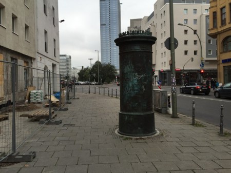 Die Litfaßsäule an der Münzstraße in Berlin.