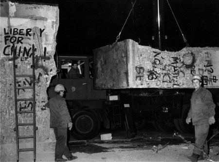 Liberty for China wird nachts abtransportiert. Foto: Lange