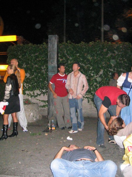 Besoffen - keinen Respekt vor den Toten.