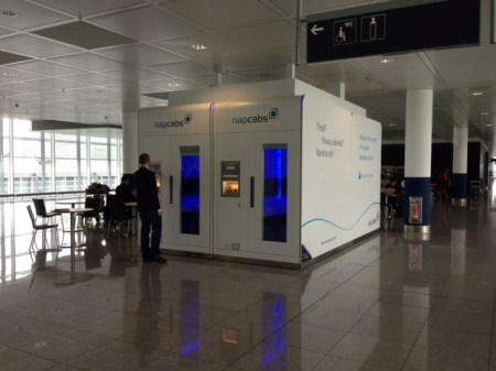 Zwei Kapseln neben einander.