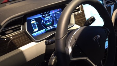 Modern ist das Cockpit des Tesla auf jeden Fall.
