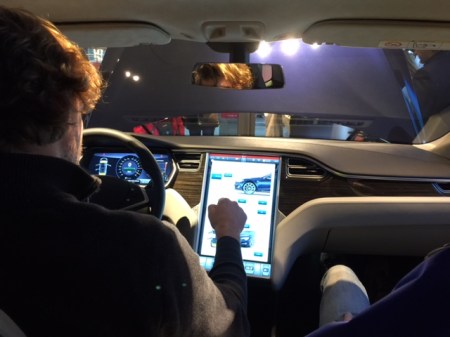 Das ist mal ein iPad - das Cockpit des Tesla.