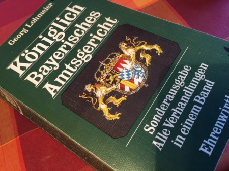 Das Buch mit den gesammelten Fällen des Amtsgerichts aus dem Bücherschrank meiner Eltern.