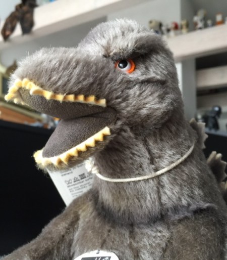 Endlich ist er nach drei Monaten eingetroffen: Die Steiff-Edition von Godzilla aus Japan.