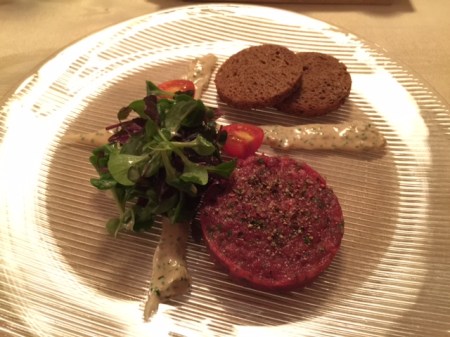 Rindertatar mit Schwarzbrot