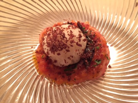 Weißer Tomatenschaum mit Ochsenherztomate