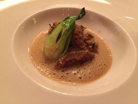 Gegrillter Senfkohl mit Couscous, Rosinen und Curry 