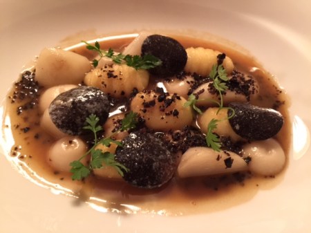Geschmorte Erdartischocken (Topinambur) mit Gnocchi und Perigord-Trüffel