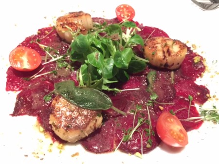 Als Vorspeise wählte ich Capesante Jacobsmuscheln in Butter gebraten mit Salbeiblättern serviert auf Rote Beete Carpaccio mit gegrillten Cherrytomaten.