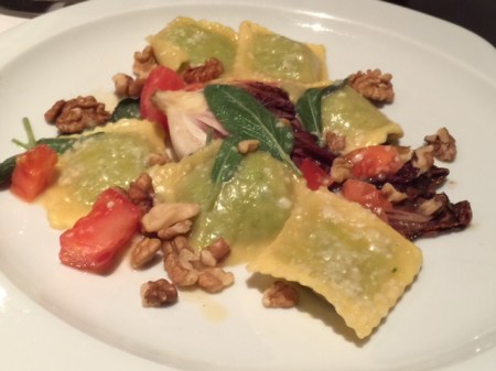 Spinat-Ravioli mit Walnüssen und Radicchio.