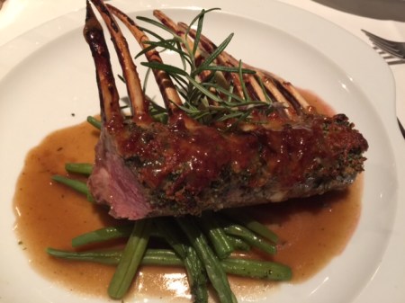 Ich probierte das Agnello - Lammkarree mit Thymiankruse auf grünen Bohnen auf Kartoffel-Kräuterpüree.