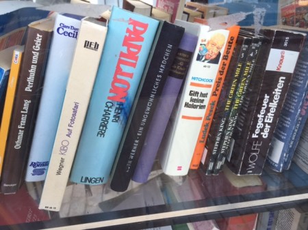 Ich entschied mich für eines der besten Bücher der achtziger Jahre - Tom Wolfe: Fegefeuer der Eitelkeiten. 