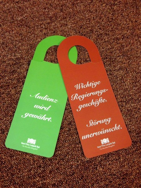 Ein bisschen königlich - die CI der Türschilder passen zum Hotel in Bad Hindelang.