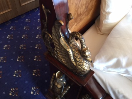 Schwäne am Bett - passt also zu Ludwig II.