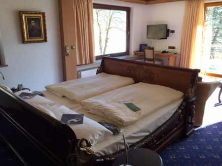 Mein Bett aus dem 19. Jahrhundert im Hotel Prinz Luitpold Bad. 