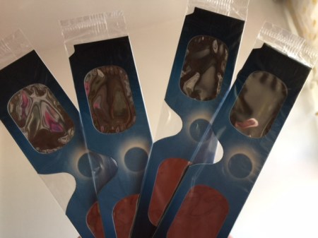 Ich besorgte rechtzeitig vier Brillen für die Familie.