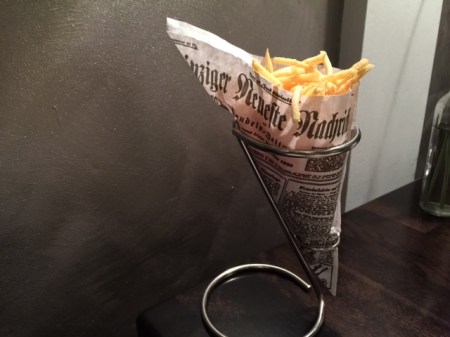 Das freut den Zeiungsmann: Pommes allumettes originell präsentiert.