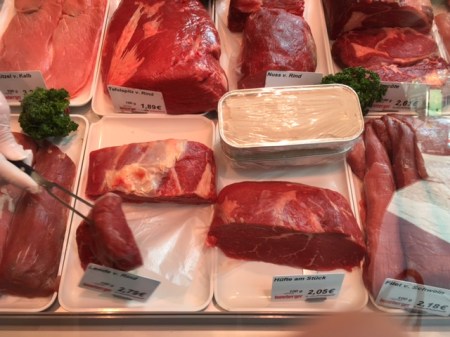 Einfache Sachen machen den Unterschied: Schilder an der Ware erklären das Produkt. 