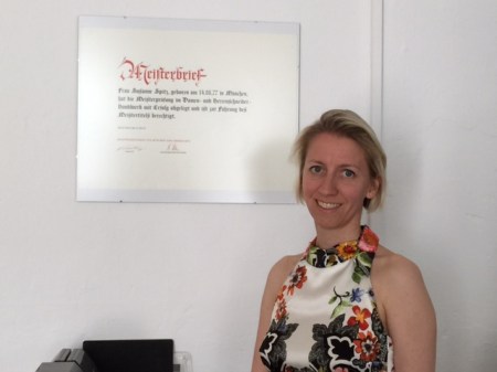 Susanne Spitz vor ihrem Meisterbrief.