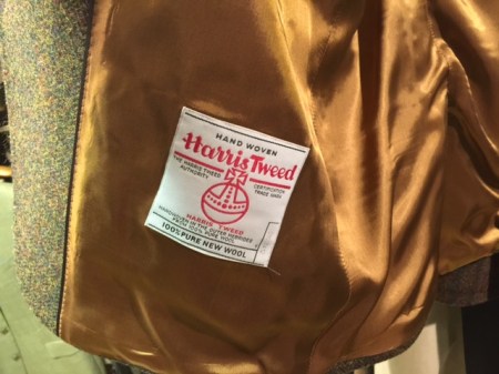 Jedes Kleidungsstück aus Harris Tweed ist übrigens mit einem Echtheitsetikett ausgezeichnet, das das Markenzeichen des Harris Tweed, den Orb, einen Reichsapfel, und eine durchlaufende Nummer trägt.