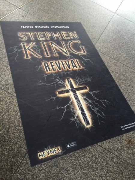Werbung für den neuen Stephen King am Münchner Hauptbahnhof.