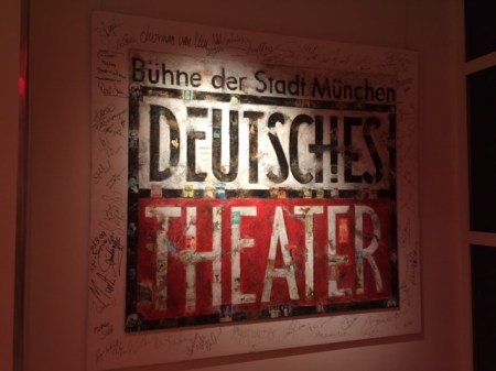 Bis auf die scheppernde Klima-Anlage ist das Deutsche Theater ein Genuss.