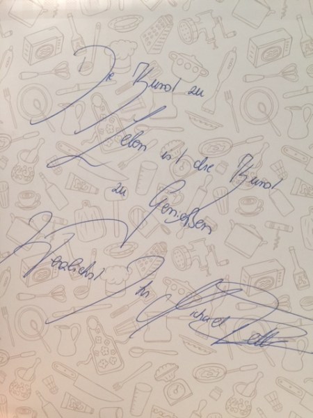 "Die Kunst zu Leben ist die Kunst zu Genießen", so die Widmung von Sternekoch Michael Fell.