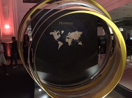 Holzfass für Videobotschaften.