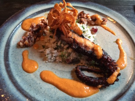 Oktopus mit fermentierten Blumenkohl 