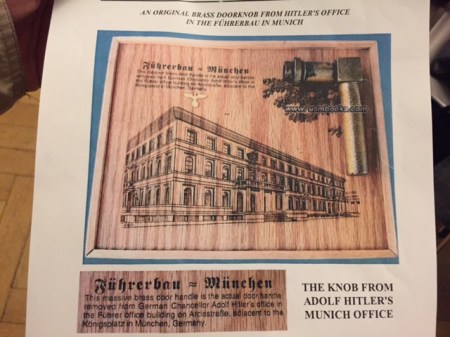 Online-Auktion der Türklinke von Adolf Hitler samt Zertifikat.