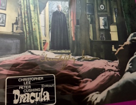 Mein Autogramm von Sir Christopher Lee auf einem Original-Aushangfoto von Dracula 1958.