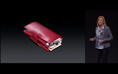 Jennifer Bailey zeigt den neue Geldbeutel.