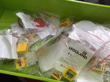 Lego-Kiste mit Lego-Sammlersteinen.