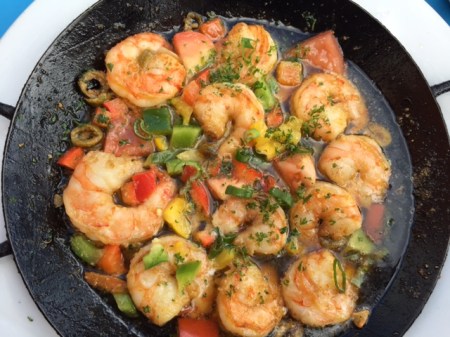 Scharfe Hummerkrabbenpfanne mit Oliven, Knoblauch und Baguette