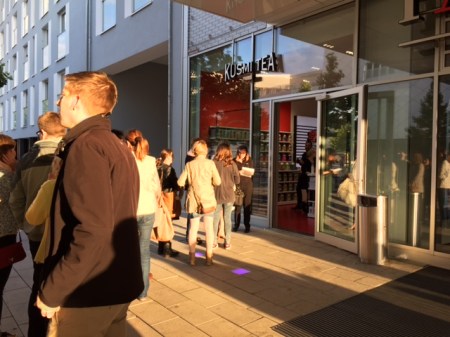 Schlange vor dem Shop.