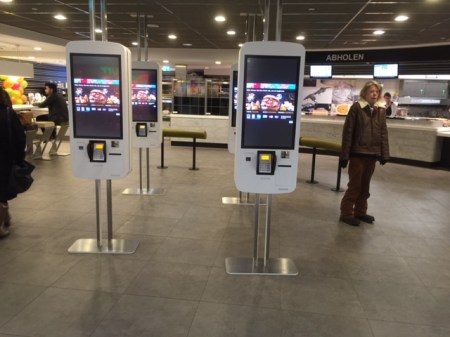 Wie große Smartphone stehen die Bestell- und Bezahlterminals da.