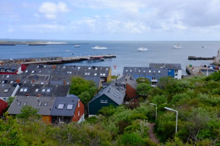 Blick von Helgoland auf die wartenden Schiffe.