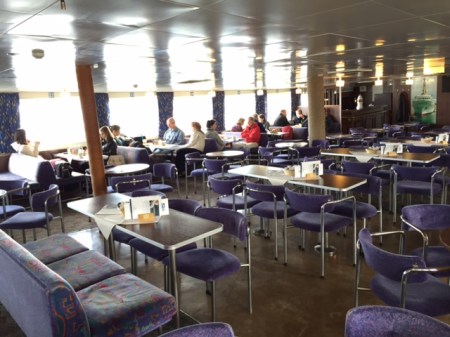 Platz nehmen im Bordrestaurant.