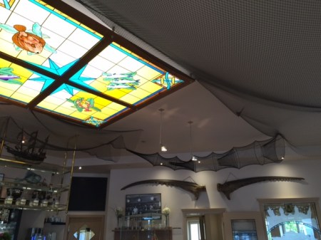 m Zentrum des Raumes steht die gläserne Deckenbeleuchtung im Tiffany-Style