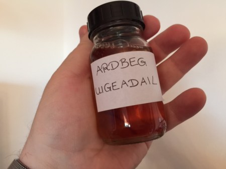 Der neue Ardbeg kam als Probe zu mir.